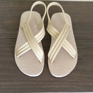 NEW Flojos Originals 101 Cream Sandals